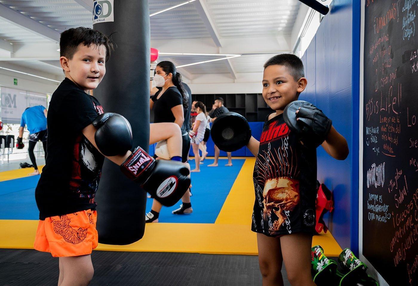 Hombre y niña tienen entrenamiento de boxeo en casa.